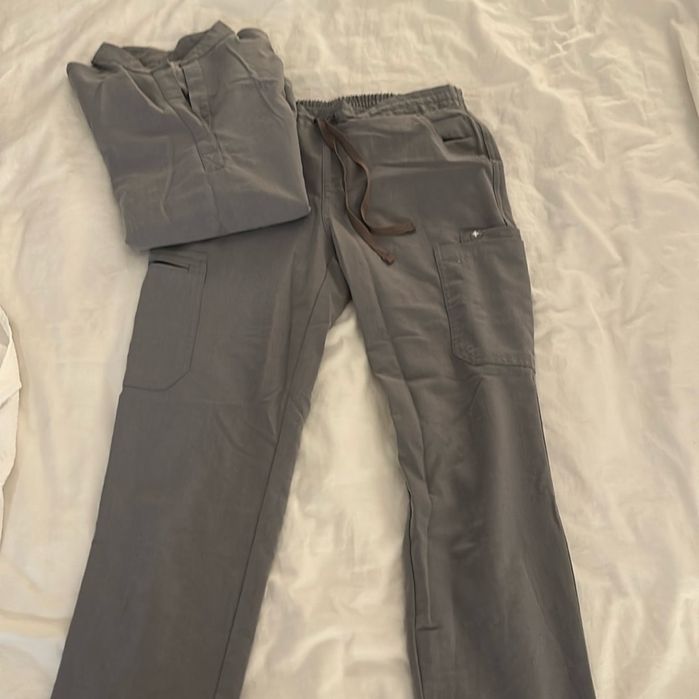 Grey (charcoal) figs S scrubs